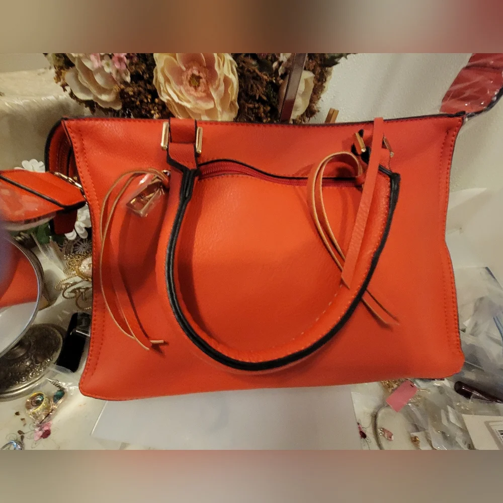 NWT G.H. Bass & Co CORAL Convertible Bag With 2 Straps - Picture 3 of 16
